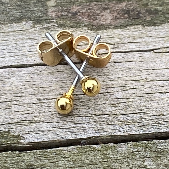 Gold tone stud earrings 3 mm new - Picture 3 of 7